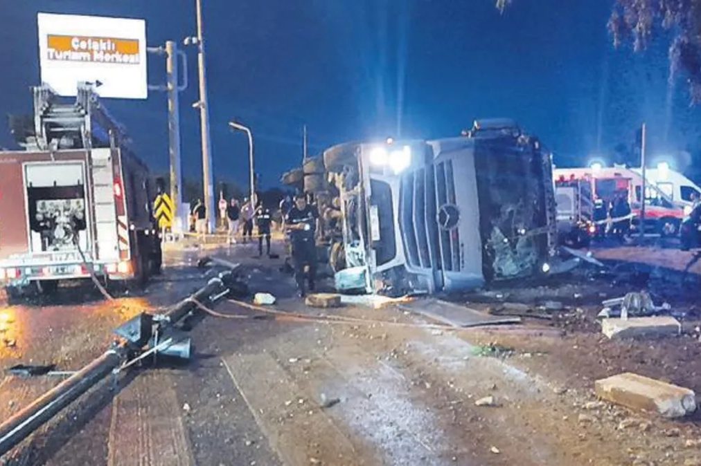 Manavgat'ta tırın dolmuş durağına devrilmesiyle 2 kadın öldü