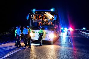 Manisa'da Yolcu Otobüsü Yoldan Çıktı: 2'si Ağır, 18 Kişi Yaralandı