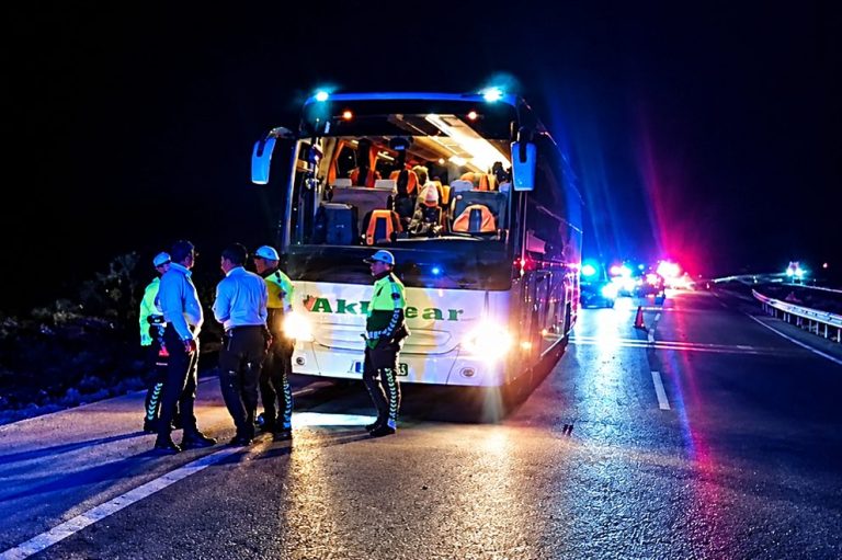 Manisa’da Yolcu Otobüsü Yoldan Çıktı: 2’si Ağır, 18 Kişi Yaralandı