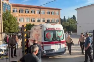 Manisa Turgutlu'da Lise Önünde Silahlı Saldırı: 4 Öğrenci Yaralandı