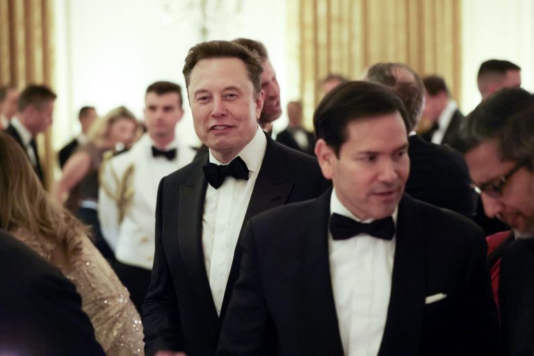 Musk belgeselinin reklamlarına sosyal medya engeli
