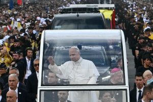 Papa Leo XIV, Paris'te yüz binlerce kişinin katıldığı ayini yönetti