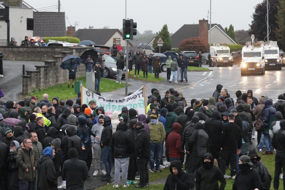Portadown'da Orange Order yürüyüşü protestolarla gecikti