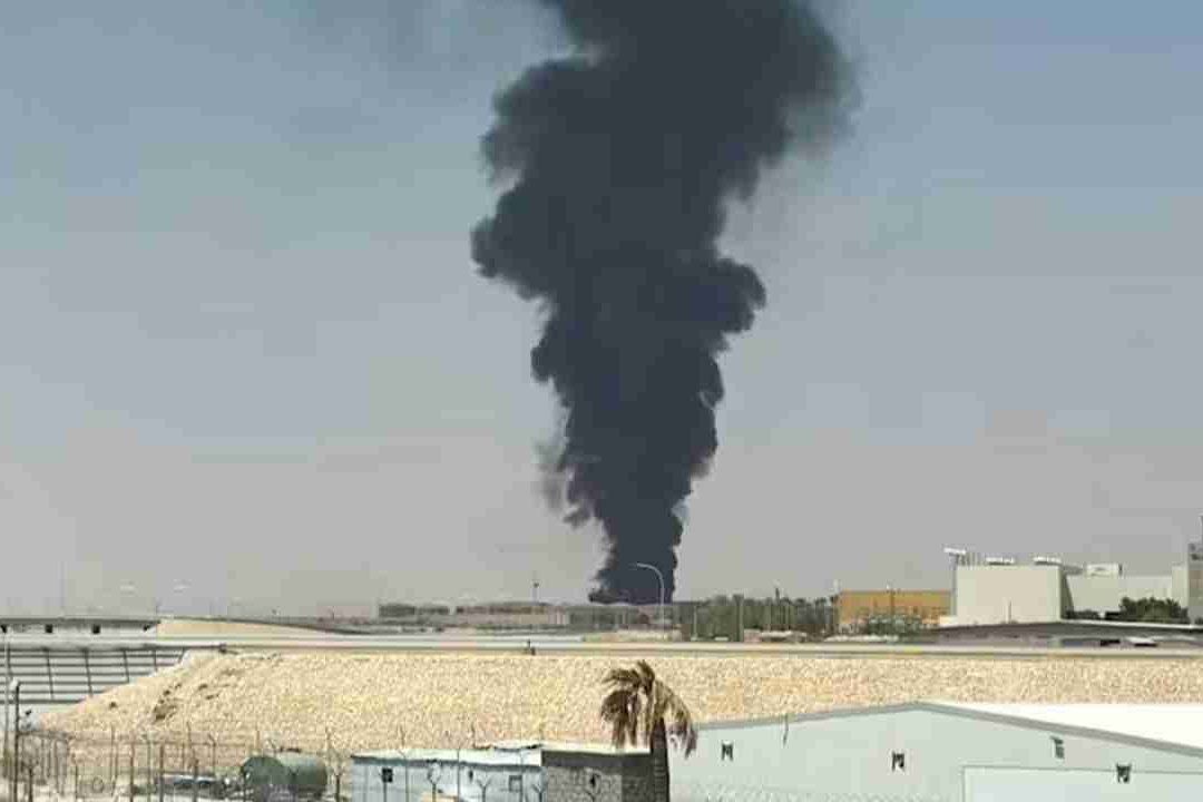 Riyad'da Havalimanı ve Petrol Tesisleri Yakınında Patlama Sesleri Duyuldu