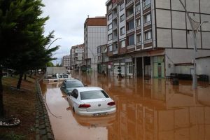 Rize ve Trabzon'da Şiddetli Sağanak Sel ve Heyelana Yol Açtı
