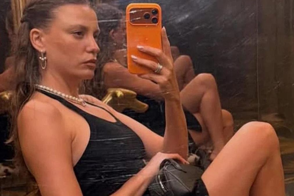 Serenay Sarıkaya, Paris'te dünya yıldızlarıyla podyuma çıktı