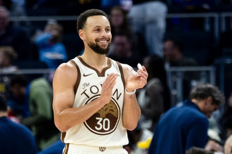 Stephen Curry, Warriors ile 116 milyon dolarlık uzatma yaptı
