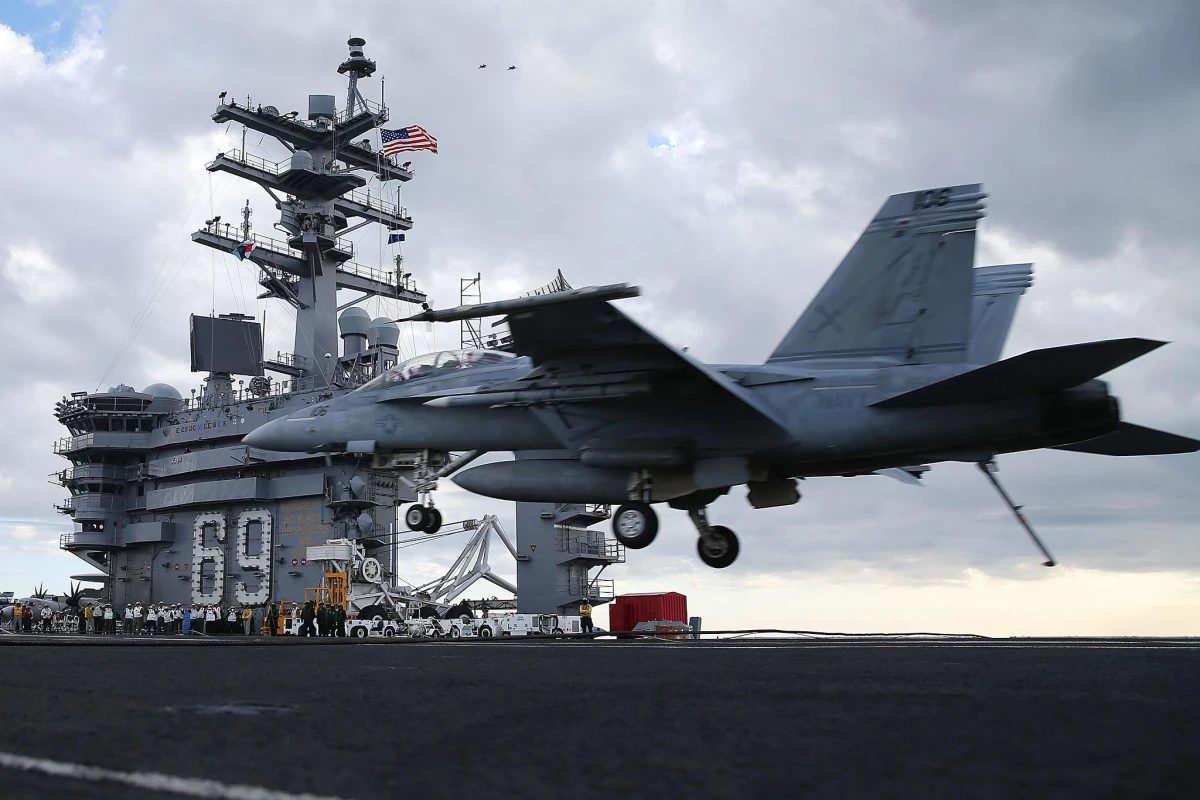 USS Eisenhower'da iniş kazası: İki pilot fırlatma koltuğunu kullandı
