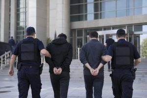 Adana'da ABD'li astsubaya taciz iddiasında iki şüpheli serbest
