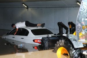Adana’da sağanakta mahsur kalan aileyi itfaiye kurtardı
