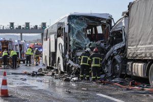 Akhisar'da tur otobüsü ile çekici çarpıştı: 11 ölü, 27 yaralı