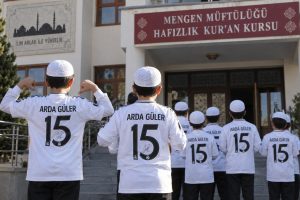 Arda Güler, Mengen'deki öğrencilere imzalı forma gönderdi