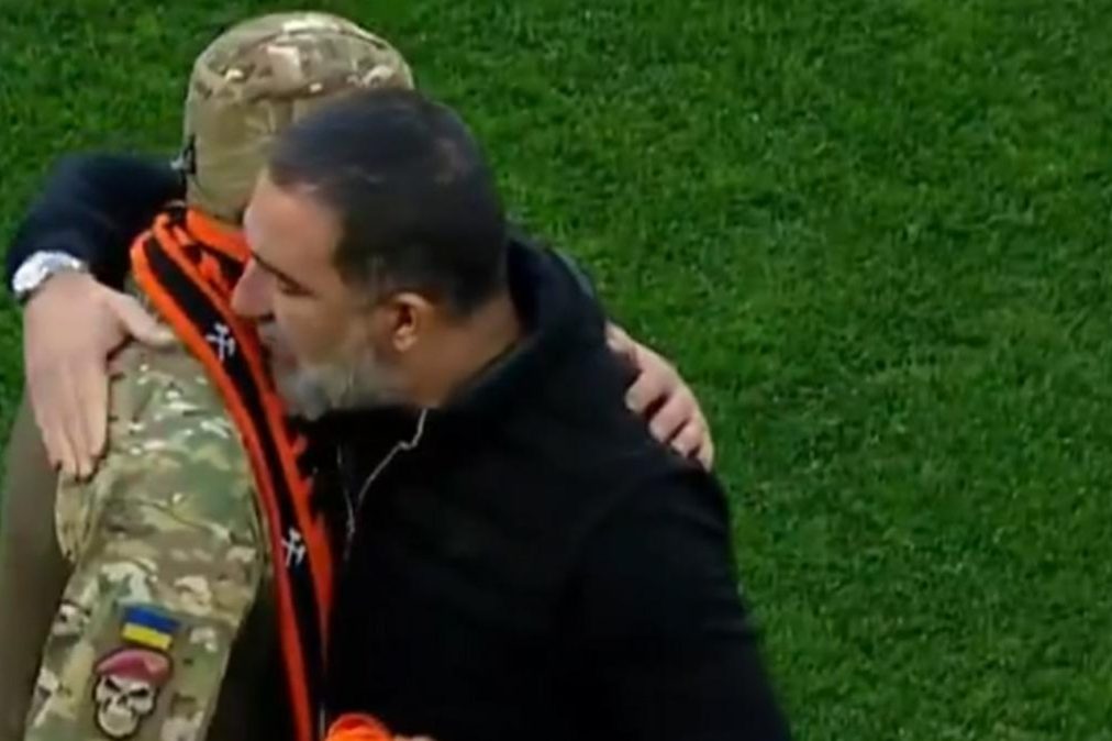 Arda Turan, Ukraynalı gazi Stanislav Protsenko'ya forma verdi