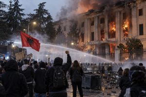 Arnavutluk'ta Öğrenci Protestolarında Eğitim Bakanlığı Yandı