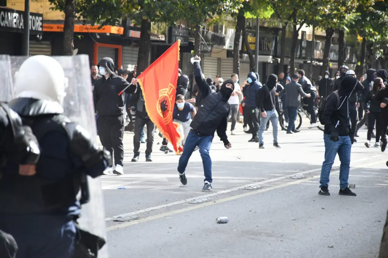 Arnavutluk Başbakanı Rama protestolar sürerken istifayı reddetti