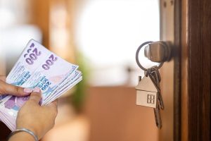 Bazı emlakçılar ev göstermeden 5 bin liraya kadar ücret istiyor