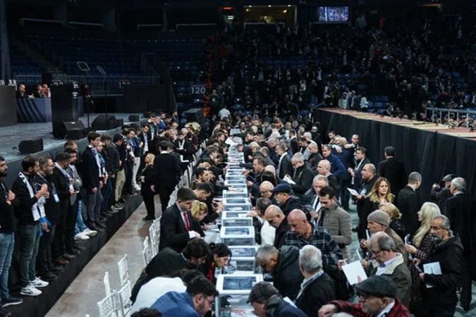 Beşiktaş seçiminde Serdal Adalı tek aday olarak oy istiyor