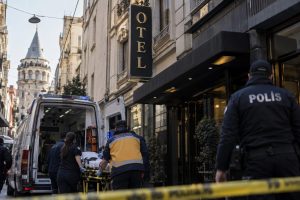 Beyoğlu’nda otel tabelasından düşen kadın yaralandı