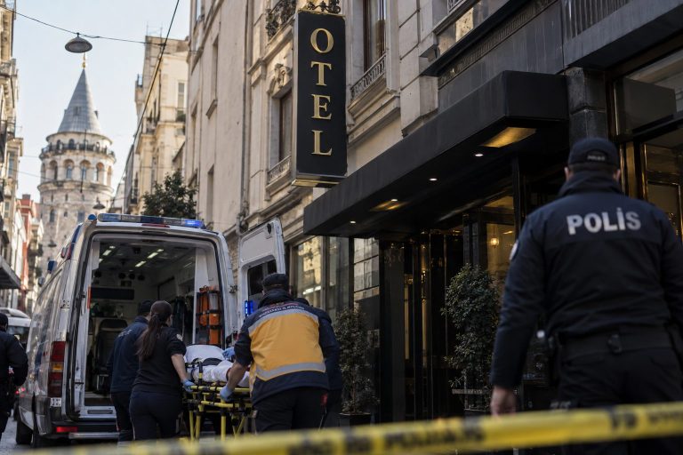 Beyoğlu’nda otel tabelasından düşen kadın yaralandı