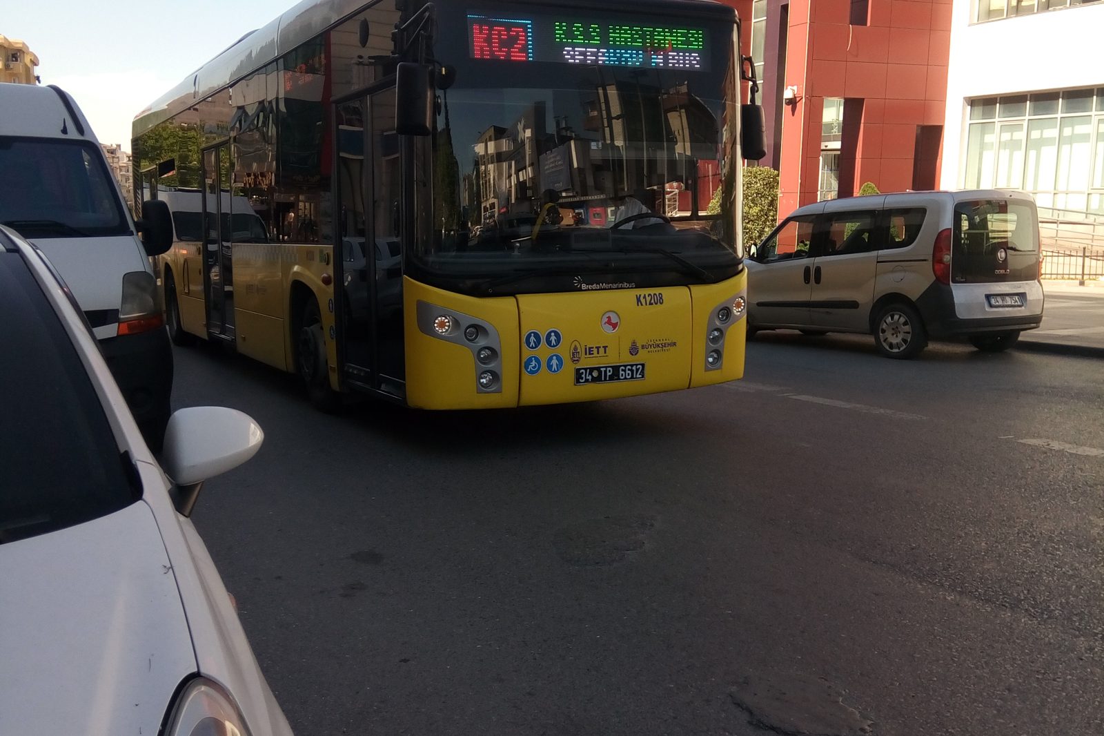 Çekmeköy’de İETT otobüsünün aynası muhabire çarptı