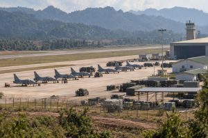 Çin'in Laos'taki Ban Keun merkezinde askeri uçaklar görüldü