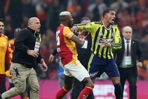 Fenerbahçeli Archie Brown ile Abdülkerim Bardakcı kırmızı kart gördü