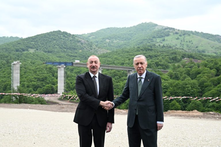 Erdoğan, Aliyev’i Ankara’daki Türk Devletleri Zirvesi’ne davet etti