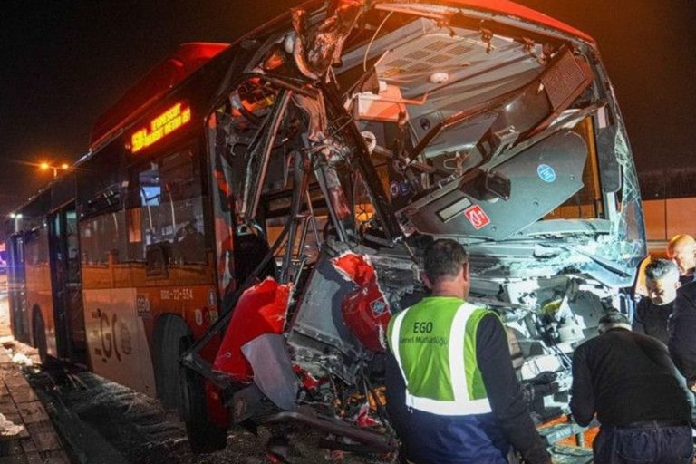 Etimesgut’ta EGO otobüsü üst geçide çarptı: 24 yaralı