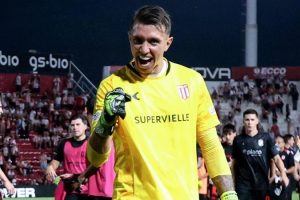 Fernando Muslera, üç penaltı kurtararak Estudiantes'i finale taşıdı