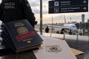 Flávio Bolsonaro pasaportlarını teslim etmeyince iptal edildi