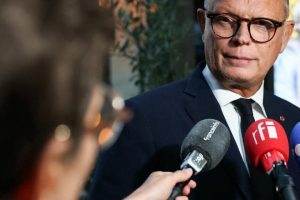 Fransa anketlerinde solcu Mélenchon merkez adayları geçti