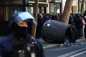 Fransa'da lise protestosunda 15 yaşındaki öğrenci elini kaybetti