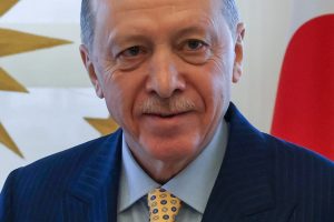 George Russell Singapur’da ilk antrenmanı lider tamamladı