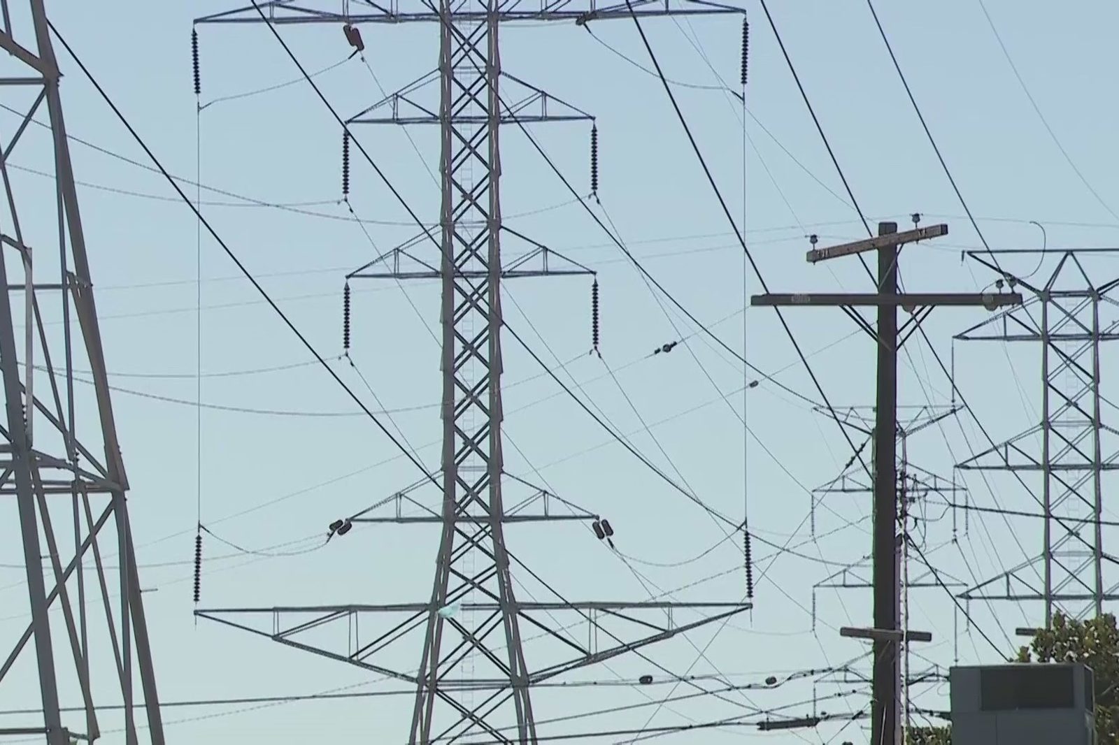 Güney Kaliforniya’da yangın riskiyle 63 bin abonenin elektriği kesildi