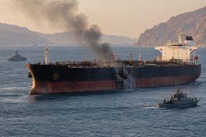 Hürmüz Boğazı'nda petrol tankerinin makine dairesine isabet etti