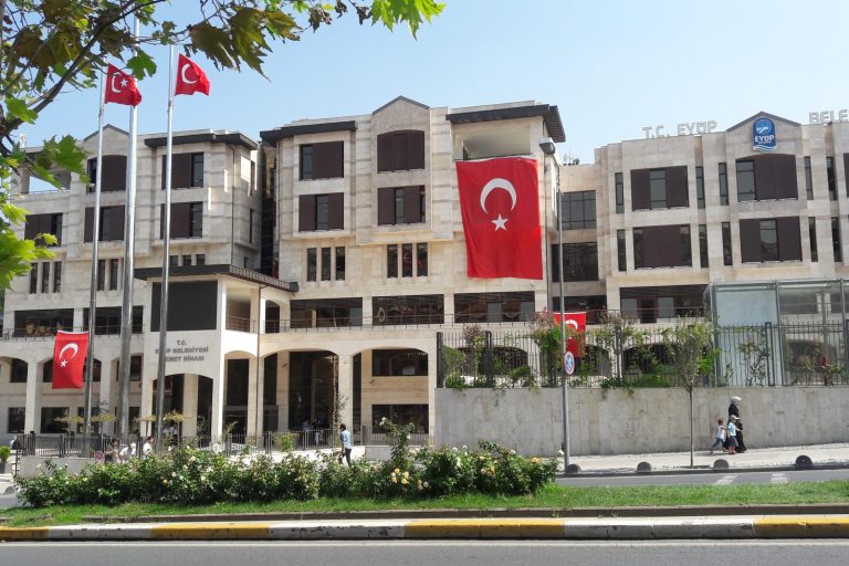 İçişleri beş yerel yöneticiyi görevden uzaklaştırdı