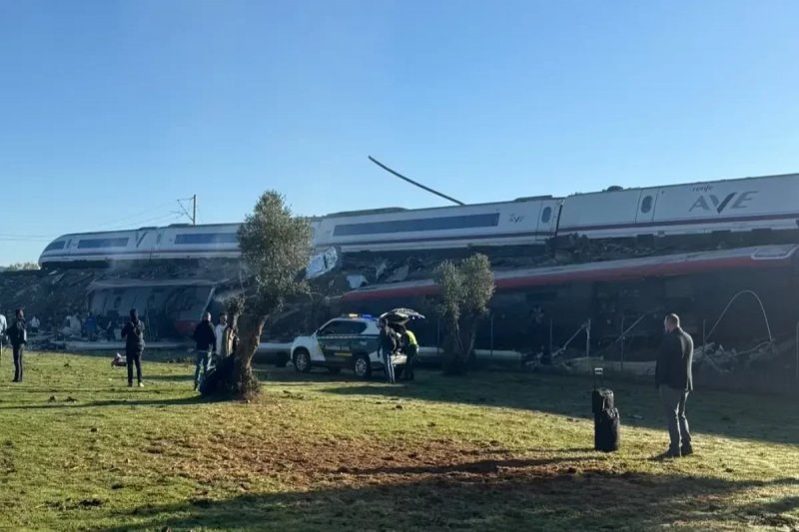 İspanya’da iki hızlı tren çarpıştı: En az 10 kişi öldü