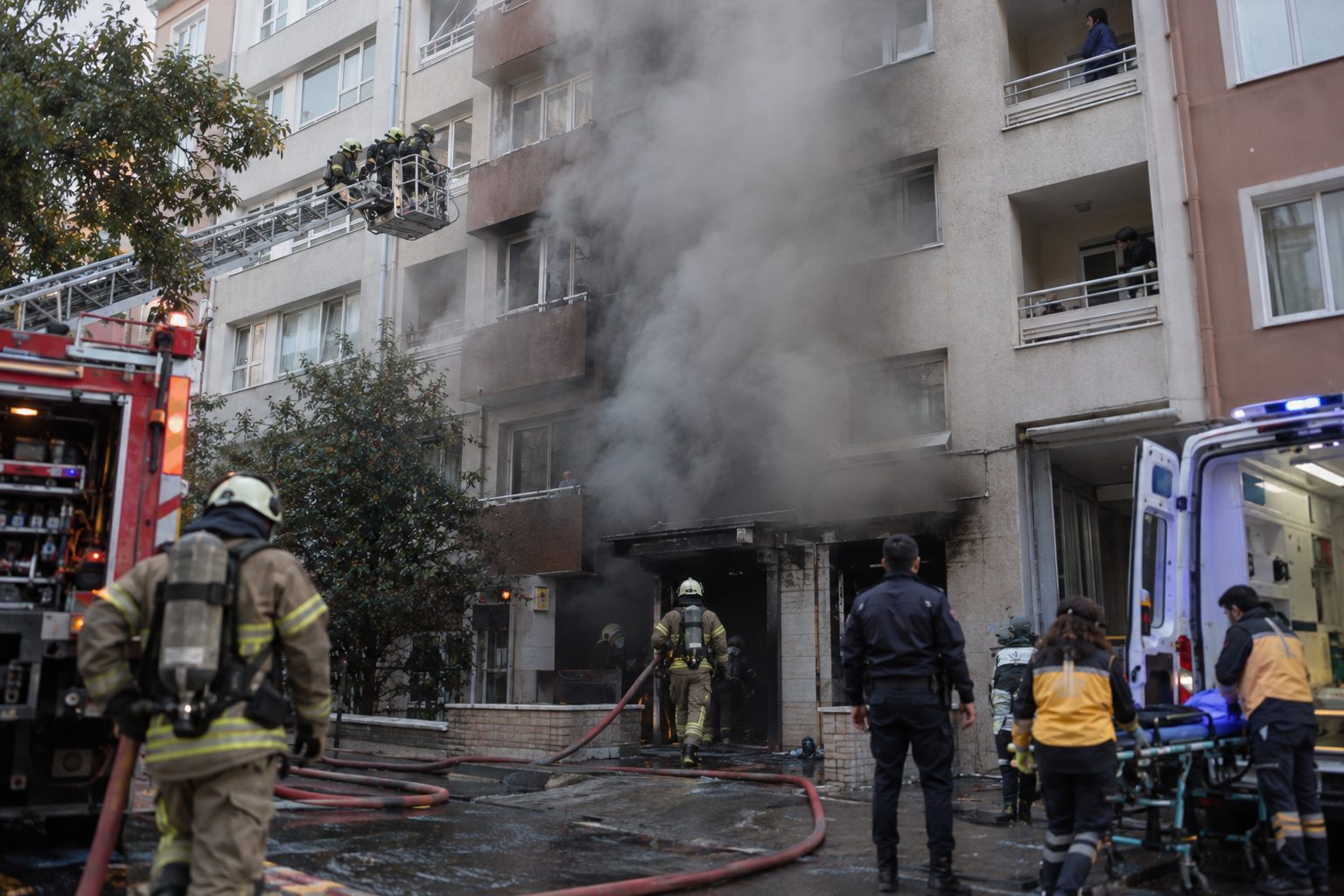 Kadıköy'de apartman yangınında 14 kişi tahliye edildi