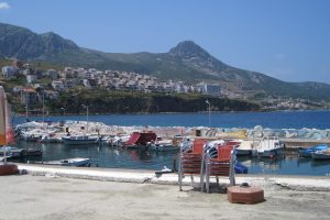Karaburun açıklarında bulunan altın sikke müzeye teslim edildi