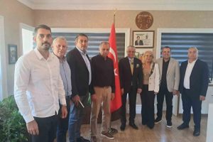 Kemer Belediye Başkanı Topaloğlu CHP’den 8 üyeyle istifa etti