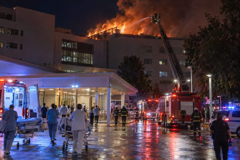 Koşuyolu Hastanesi’nin çatısındaki yangında tahliye başlatıldı