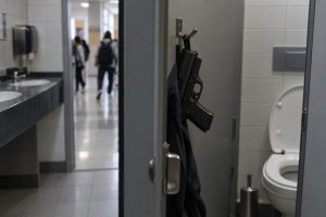 Küçükçekmece'de okul tuvaletindeki silah müdür yardımcısına ait çıktı