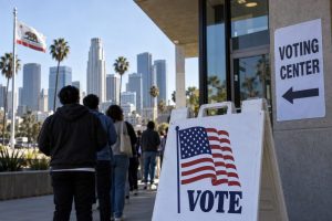 Los Angeles belediye başkan adayları Bass ve Raman yüzde 40'ta eşit