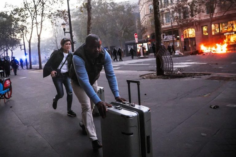 Macron, Fransa’da sendika dışı eylemleri yasaklama kararı aldı