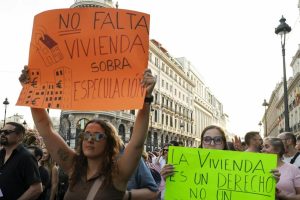 Madrid'de on binler konut düzenlemelerinin reddi sonrası yürüdü