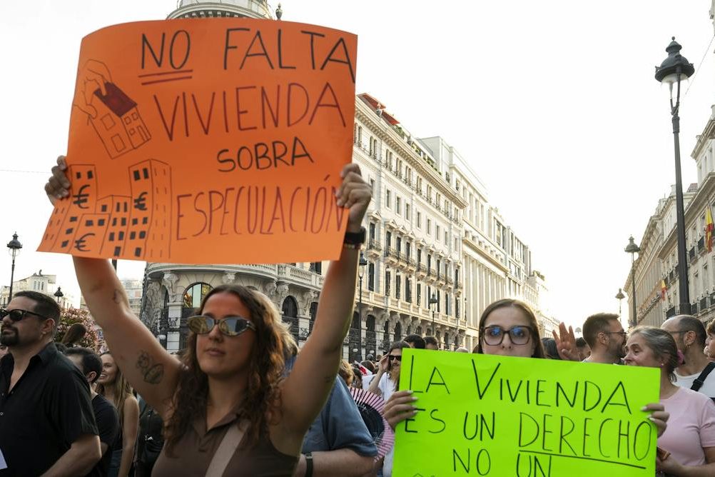 Madrid'de on binler konut düzenlemelerinin reddi sonrası yürüdü