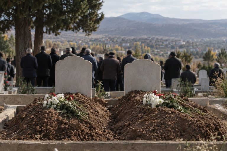 Malatya’da anne ve oğlu iki saat arayla yaşamını yitirdi