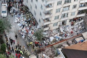 Maltepe'de çöken binada 5 kişi kurtarıldı, 3 kişi aranıyor