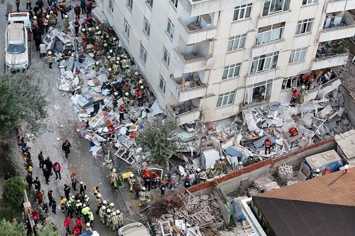 Maltepe'de çöken binada 5 kişi kurtarıldı, 3 kişi aranıyor