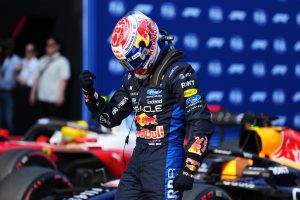 Max Verstappen, Sepang'da sezonun ilk pole pozisyonunu aldı